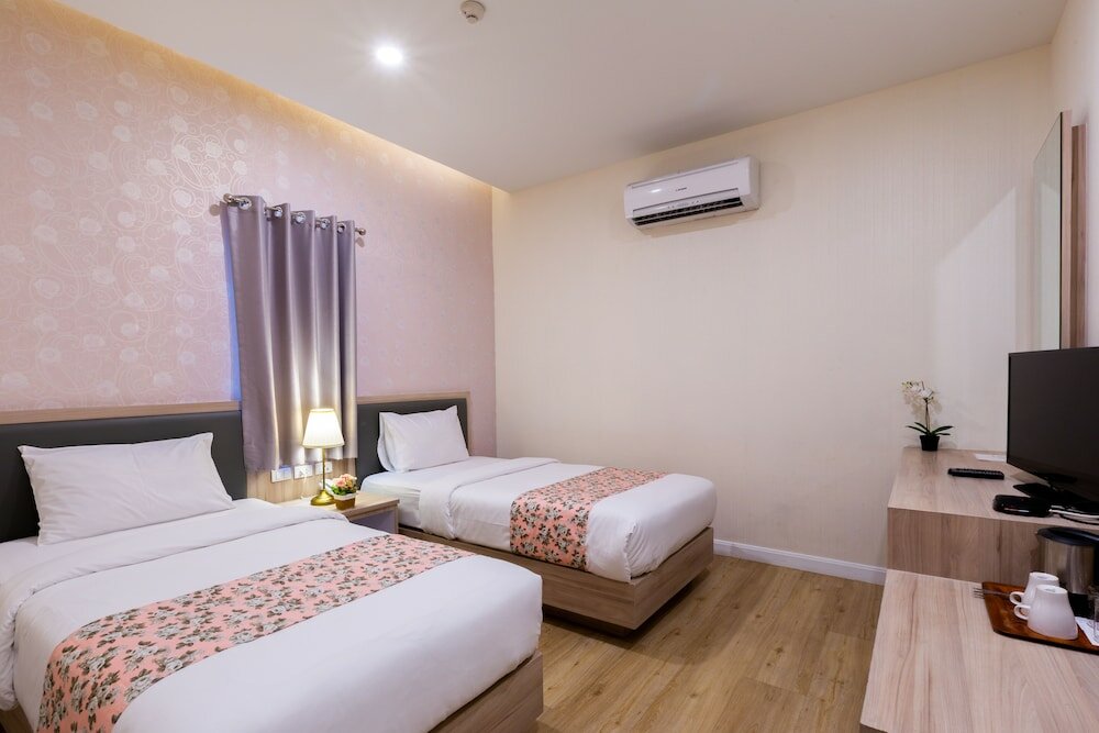 Фото Leela Orchid Hotel
