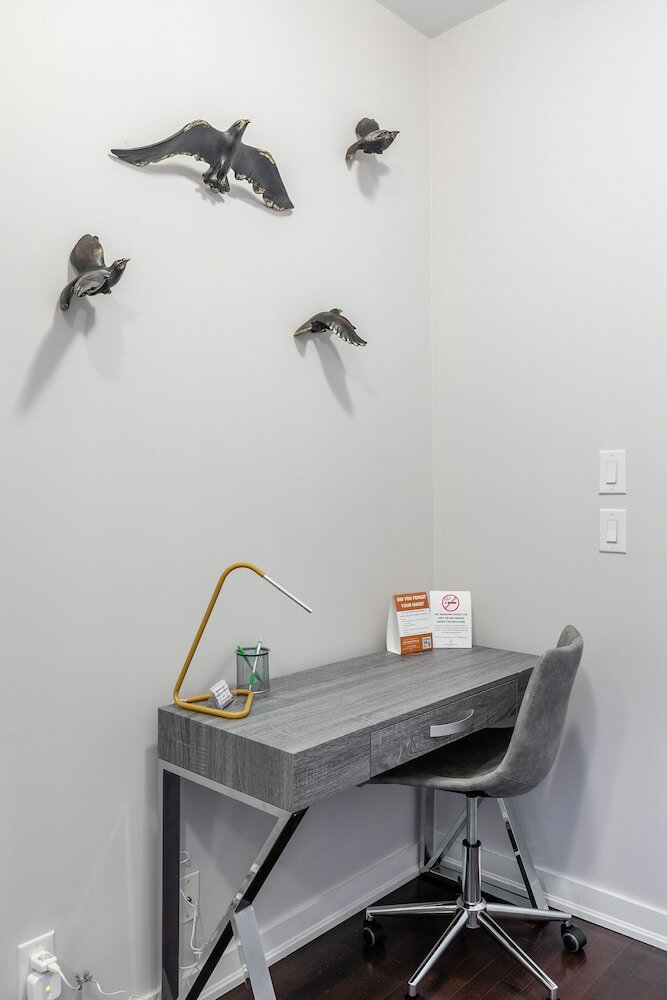 Фото Simply Comfort Gorgeous Apartments in the Heart of Toronto