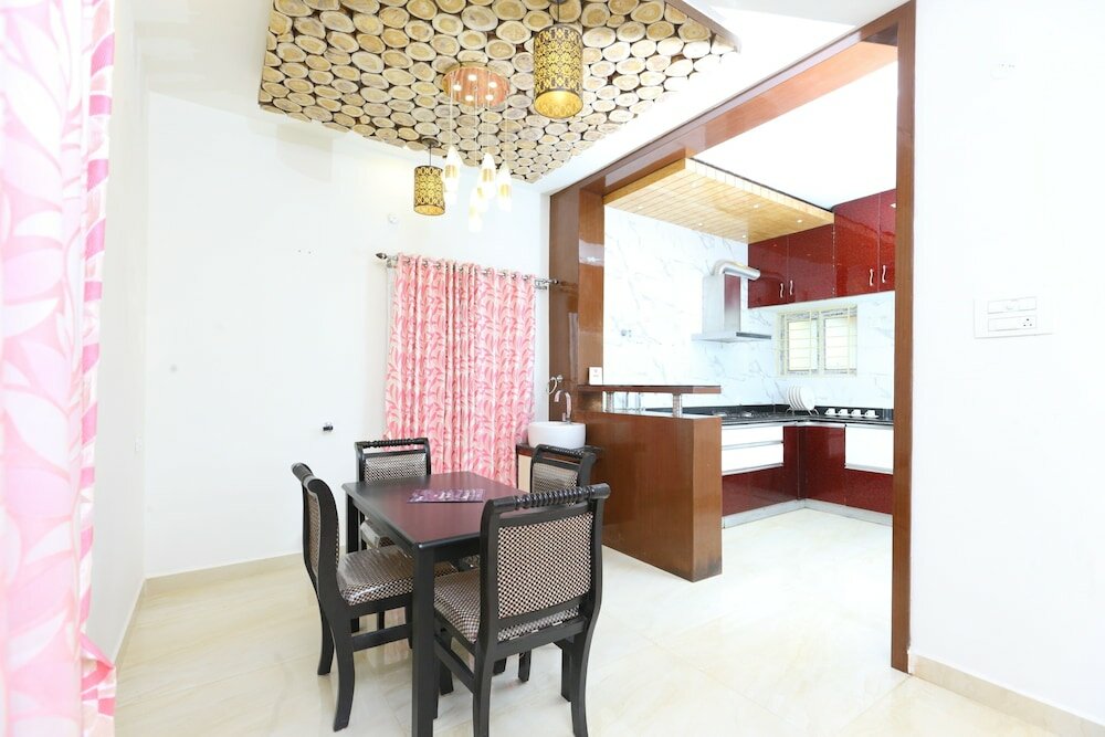 Фото Oyo 10701 Moukthi Apartment