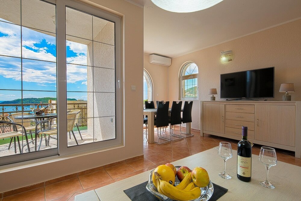 Фото Adriatic Hill Apartments