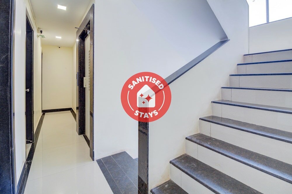 Фото Hotel Girgaon Palace