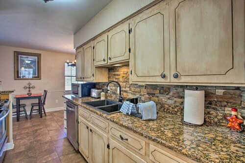 Гостиница Spacious Ranch Home in Historic Waxahachie! в Уаксахачи
