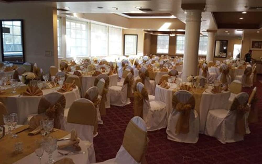 Фото Ramada by Wyndham Hawthorne Lax La Stadium