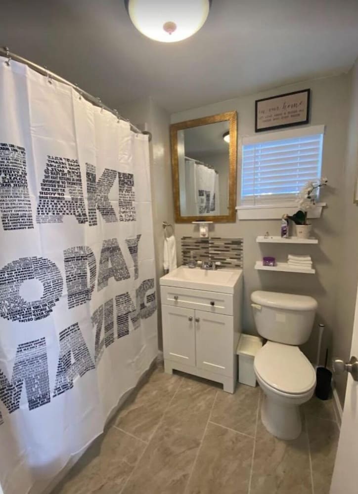 Фото Stunning Cozy Downtown Guesthouse