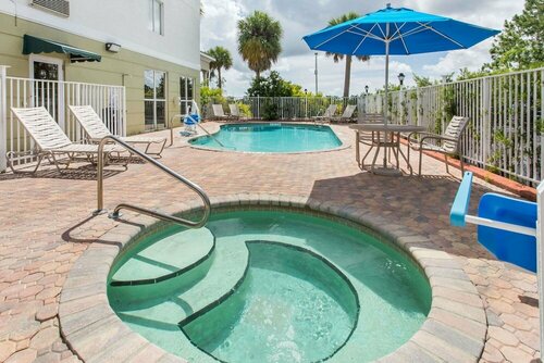 Гостиница Days Inn & Suites by Wyndham Fort Pierce I-95