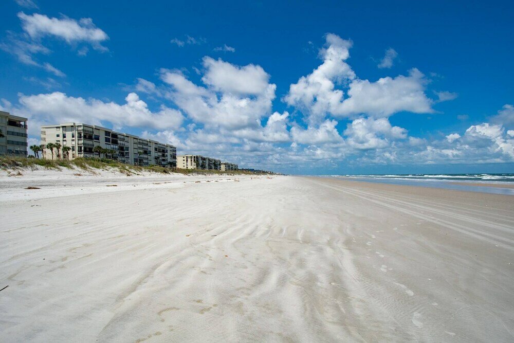 Фото Crescent Beach Condos