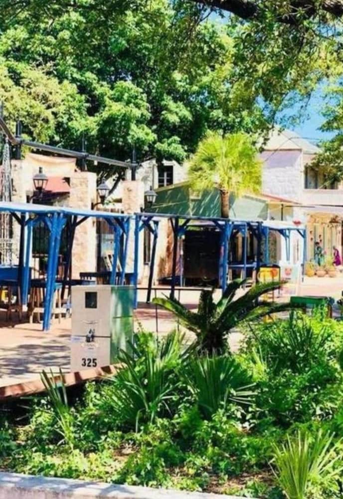 Фото Stunning Cozy Downtown Guesthouse