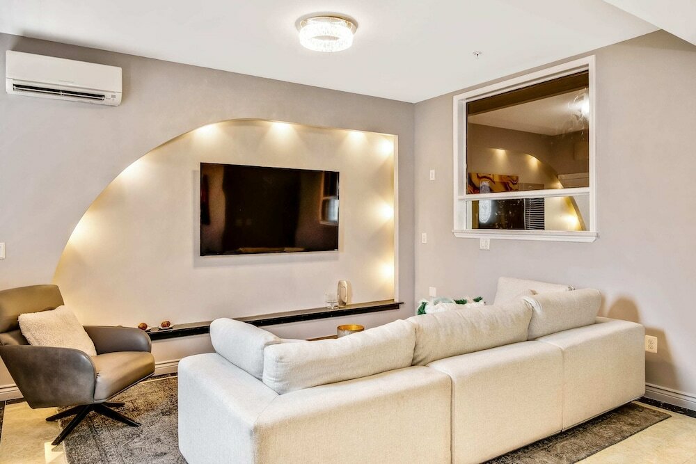 Фото The Penthouse in the Heart of the City With Patio/rooftop