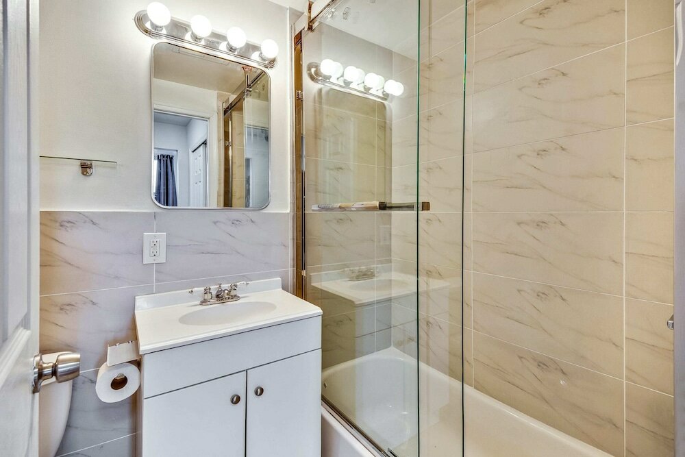 Фото Retreat in a Stylish 2b Apartment