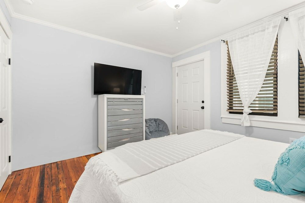 Фото Ebb and Flow Apartment House