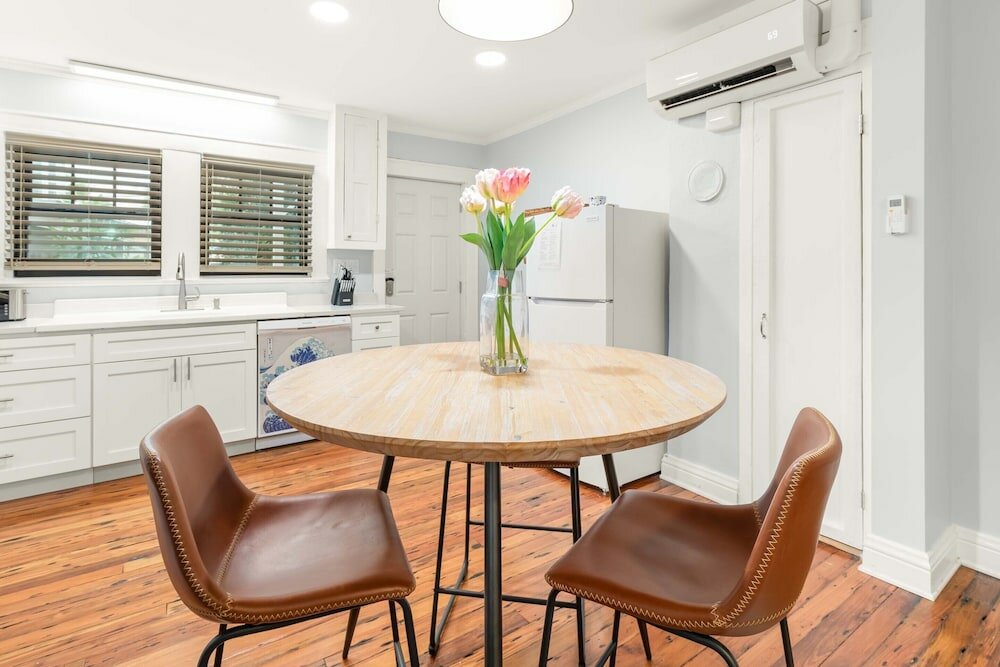 Фото Ebb and Flow Apartment House