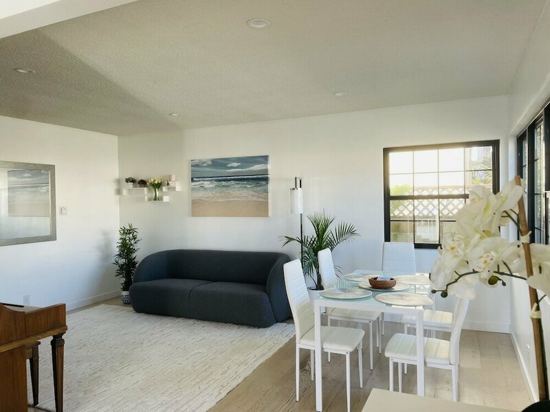 Гостиница Manhattan Beach Vacation House - For solo, pair, family and business travelers
