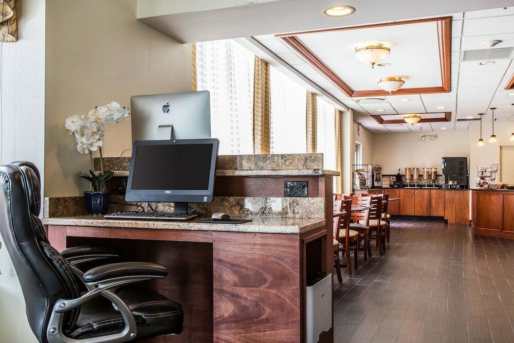 Фото Clarion Hotel & Suites Hamden - New Haven