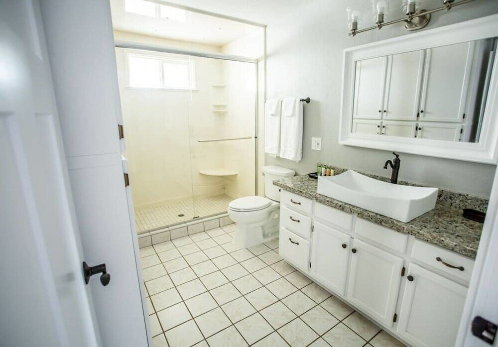 Фото Wine Suite at Rellik House. Winery & Alpaca Farm