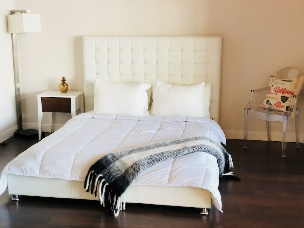 Фото New Lyfe Finest Luxury Apartment