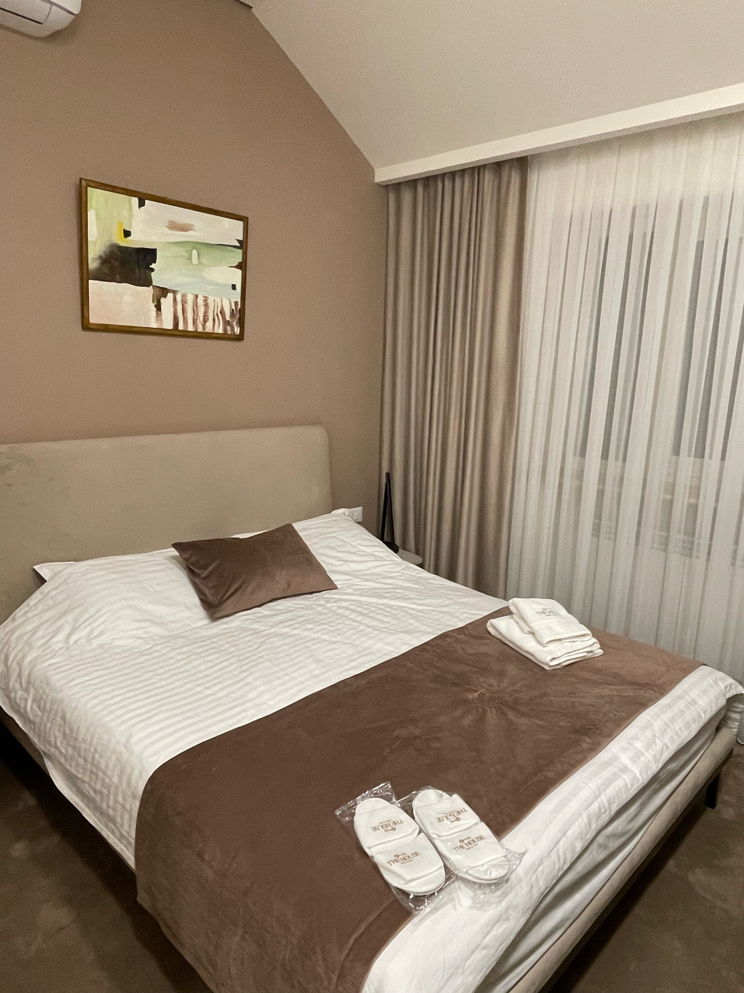 Фото The House Hotel