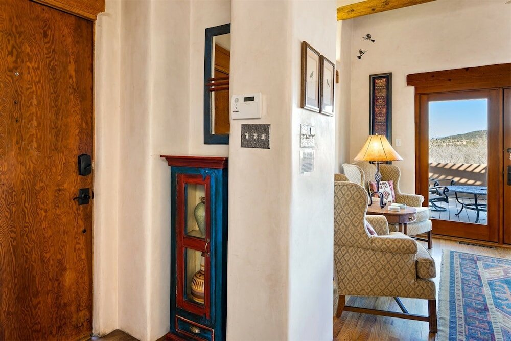 Фото Hummingbird - Spectacular Views, Stunning East Side Home, Walk to Canyon Rd