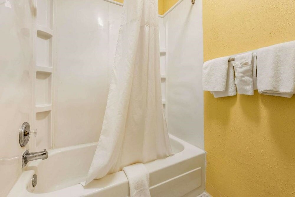 Фото Days Inn & Suites by Wyndham Lebanon Pa