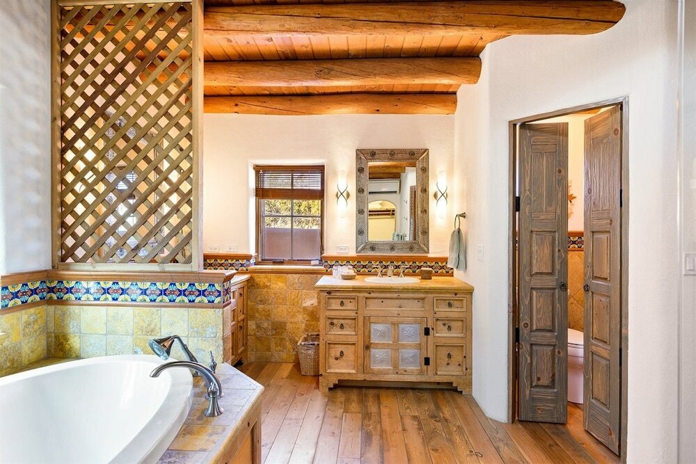 Фото Hummingbird - Spectacular Views, Stunning East Side Home, Walk to Canyon Rd