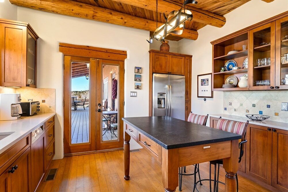 Фото Hummingbird - Spectacular Views, Stunning East Side Home, Walk to Canyon Rd