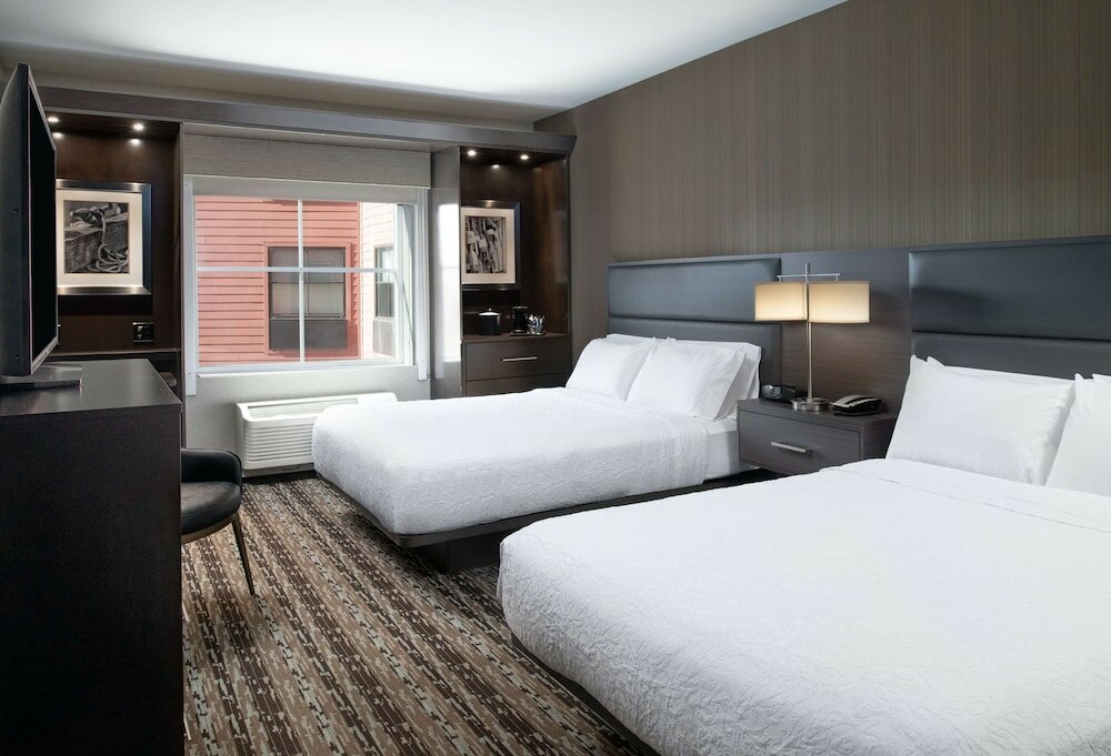 Фото Hampton Inn & Suites Portsmouth Downtown