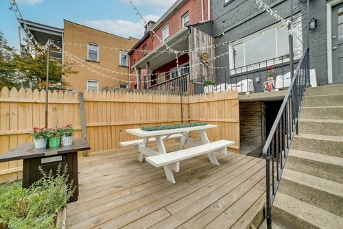 Гостиница Pittsburgh Retreat w Deck & Outdoor Dining! в Питтсбурге