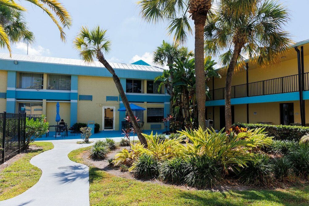 Фото Garnet Inn & Suites, Orlando