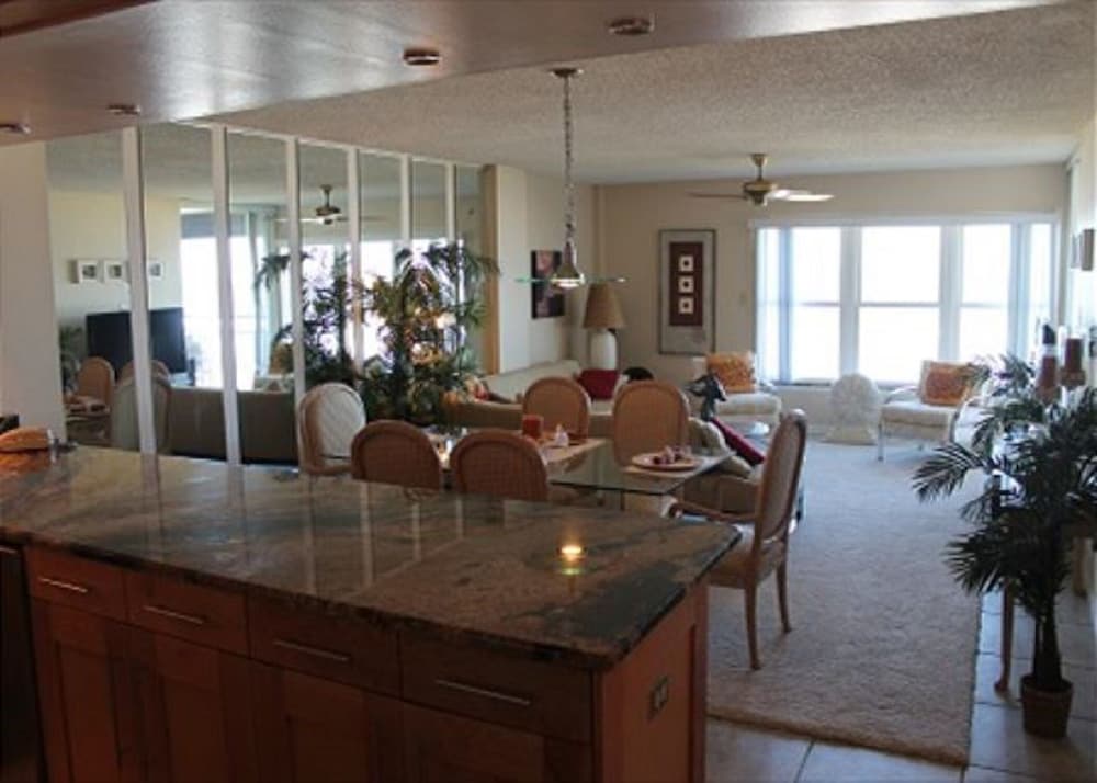 Фото 3 Bedroom Oceanfront Luxury Condo - Sand Dollar III, 404