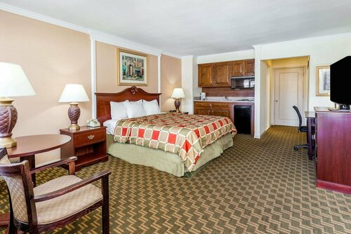 Гостиница Days Inn & Suites by Wyndham Roseville/Detroit Area