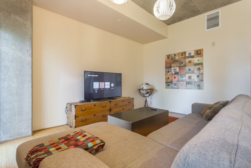 Фото Domicile Suites at Mark on 8th