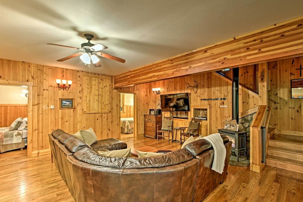 Фото Cabin + Studio: 5 Mi to Mt Rainier Nat'l Park