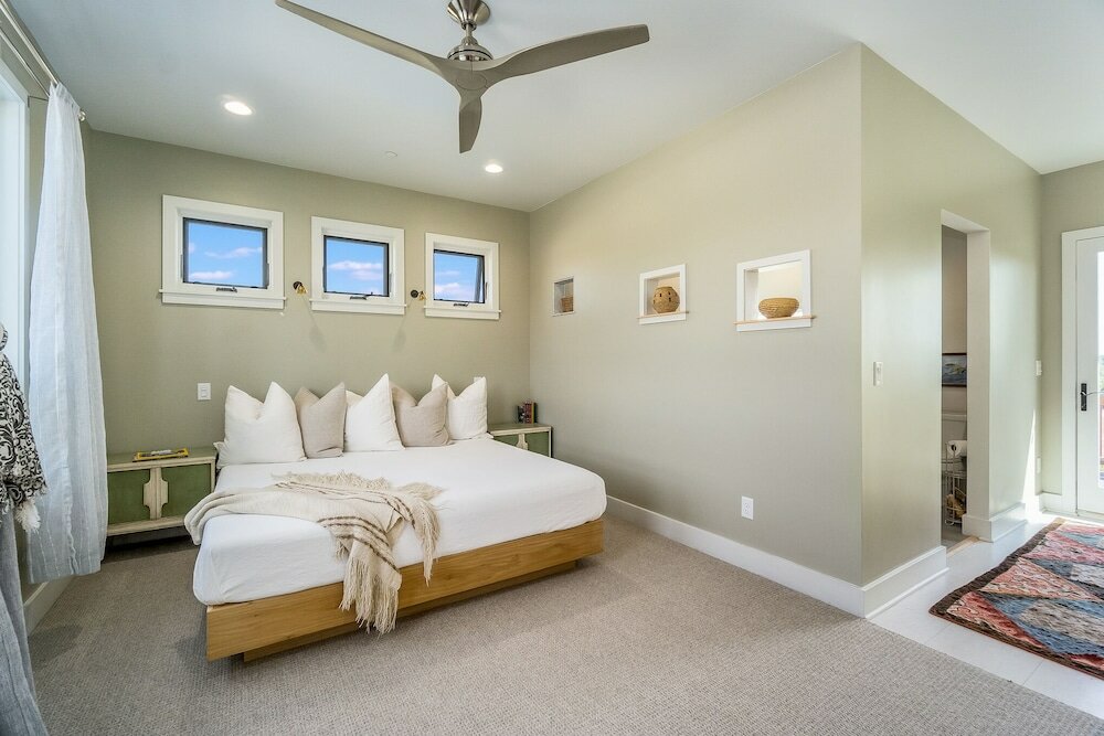 Фото Newly Constructed Eco-friendly Home - Remarkable Views!