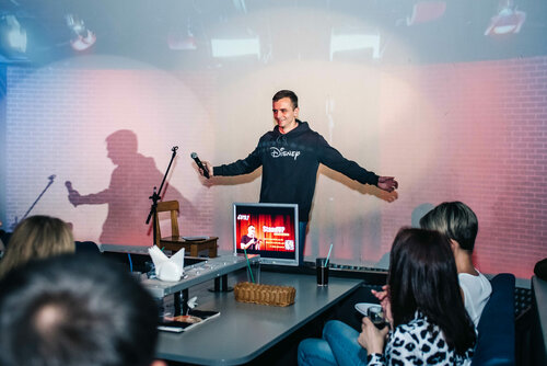 Ұйықтап жатқан әйелдерге тыңшылық