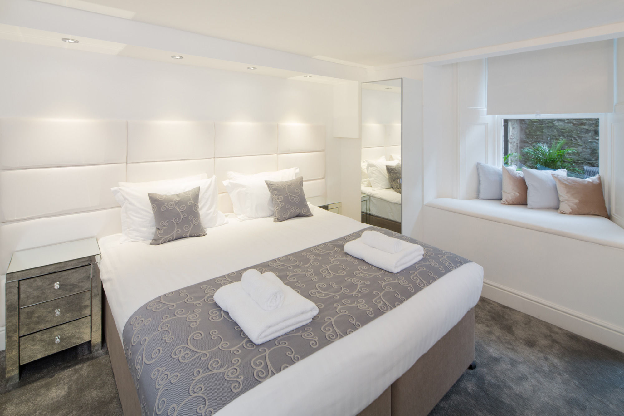 Фото Edinburgh Castle Apartments and Suites