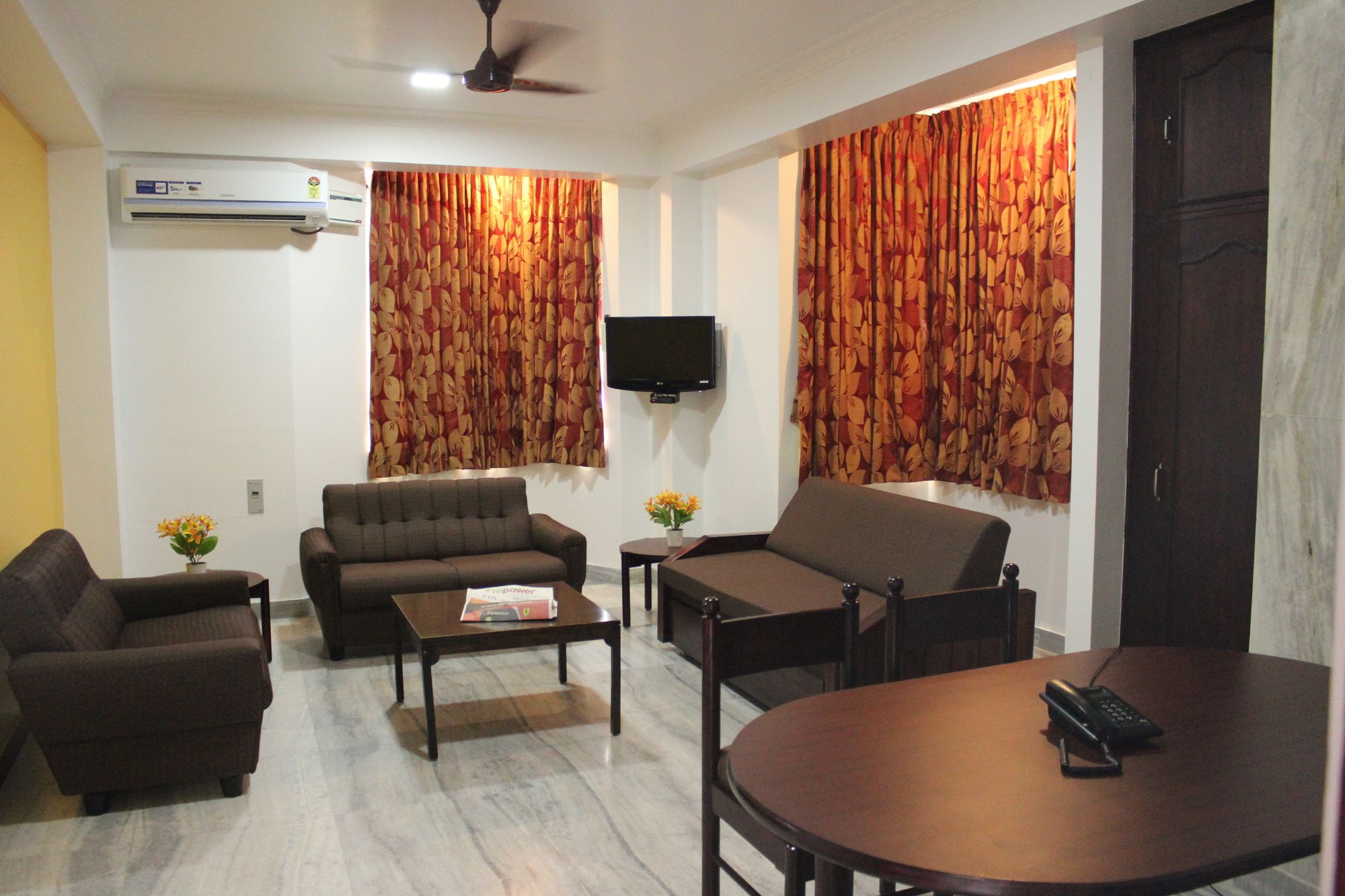 Фото Sri Aarvee Hotels