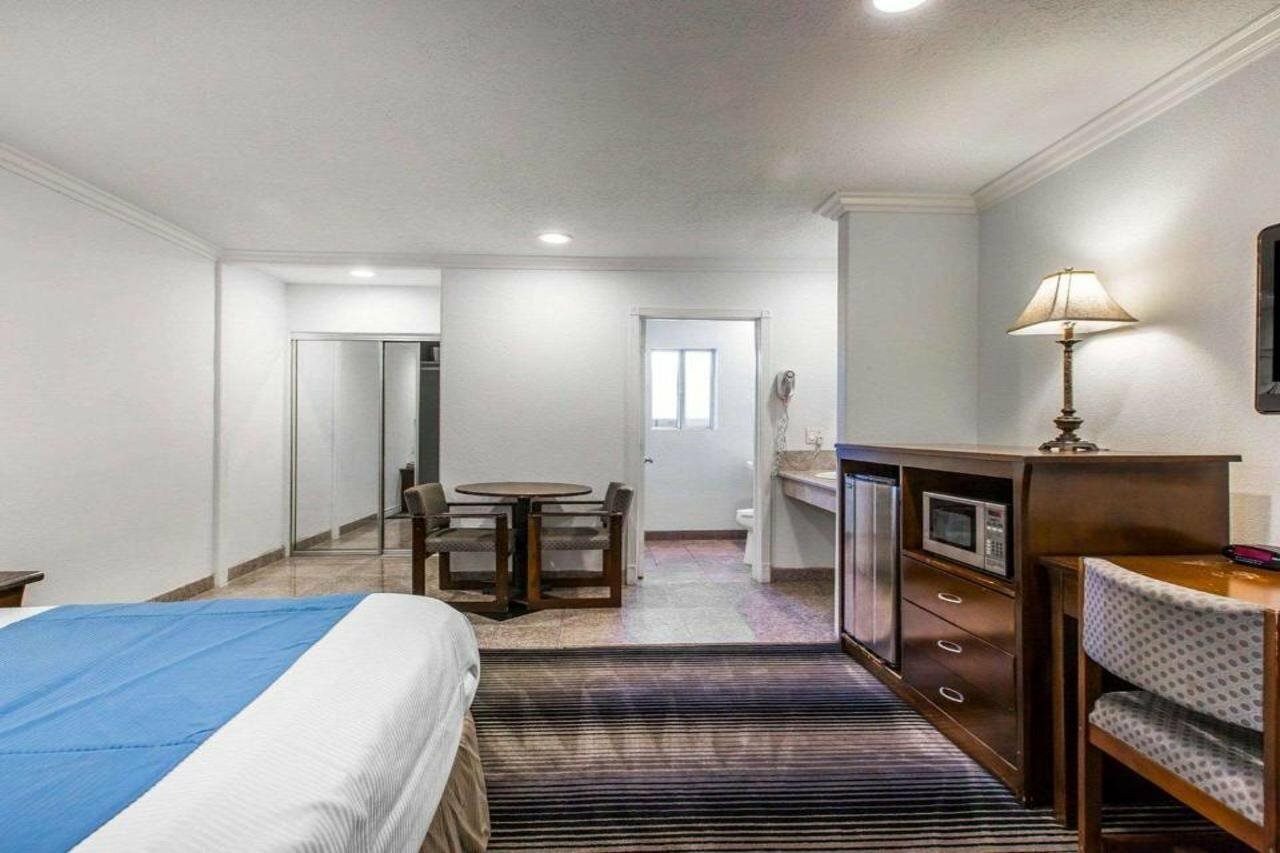 Фото Rodeway Inn & Suites Pacific Coast Highway