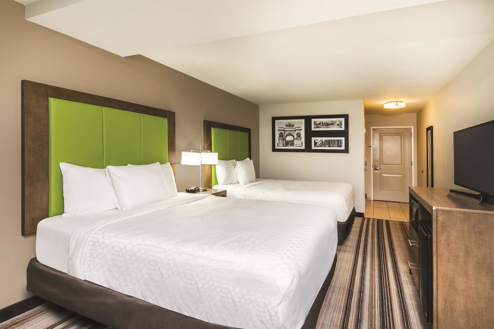 Фото La Quinta Inn & Suites by Wyndham Brooklyn Central