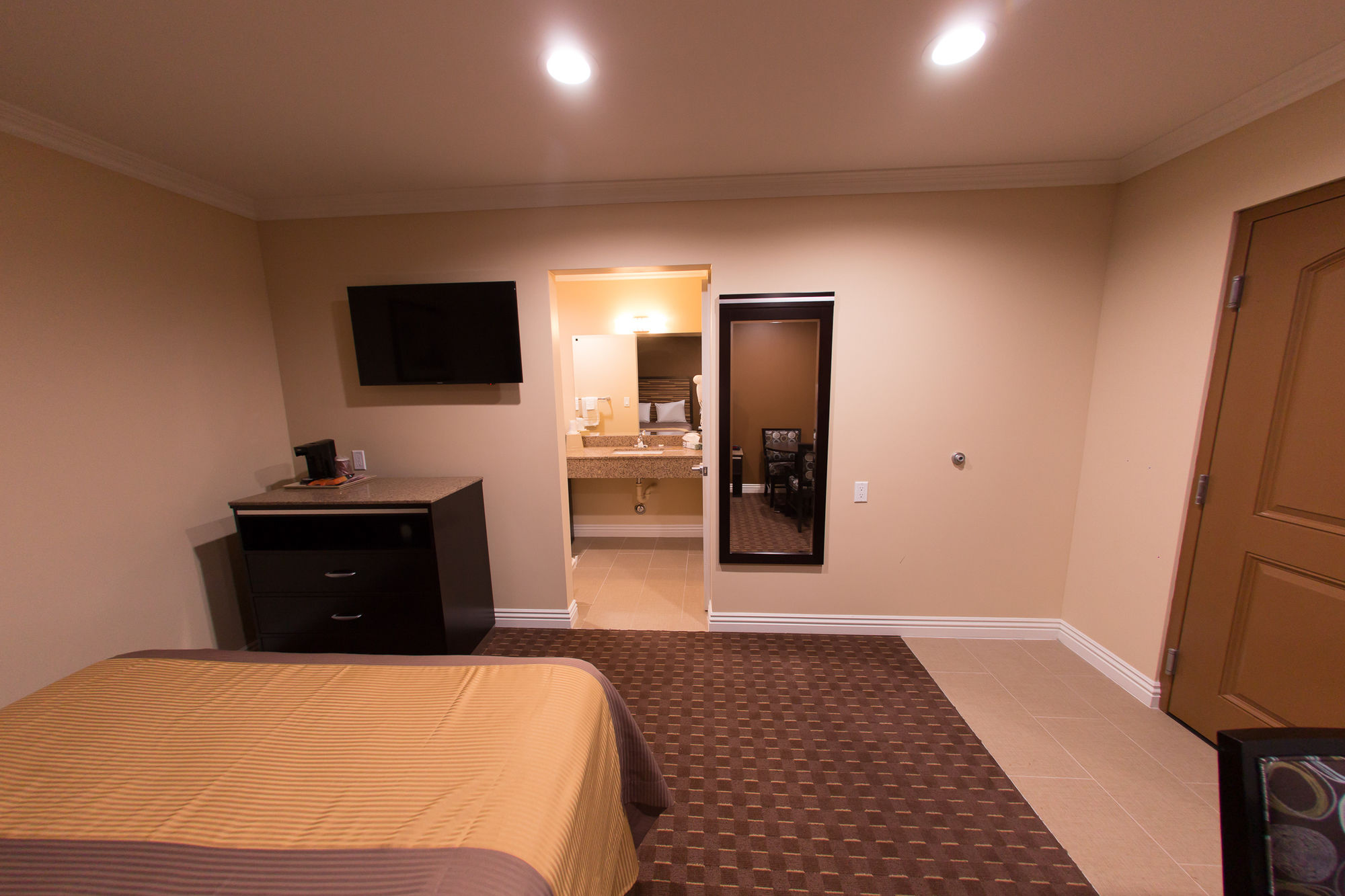 Фото Diamond Bell Inn & Suites