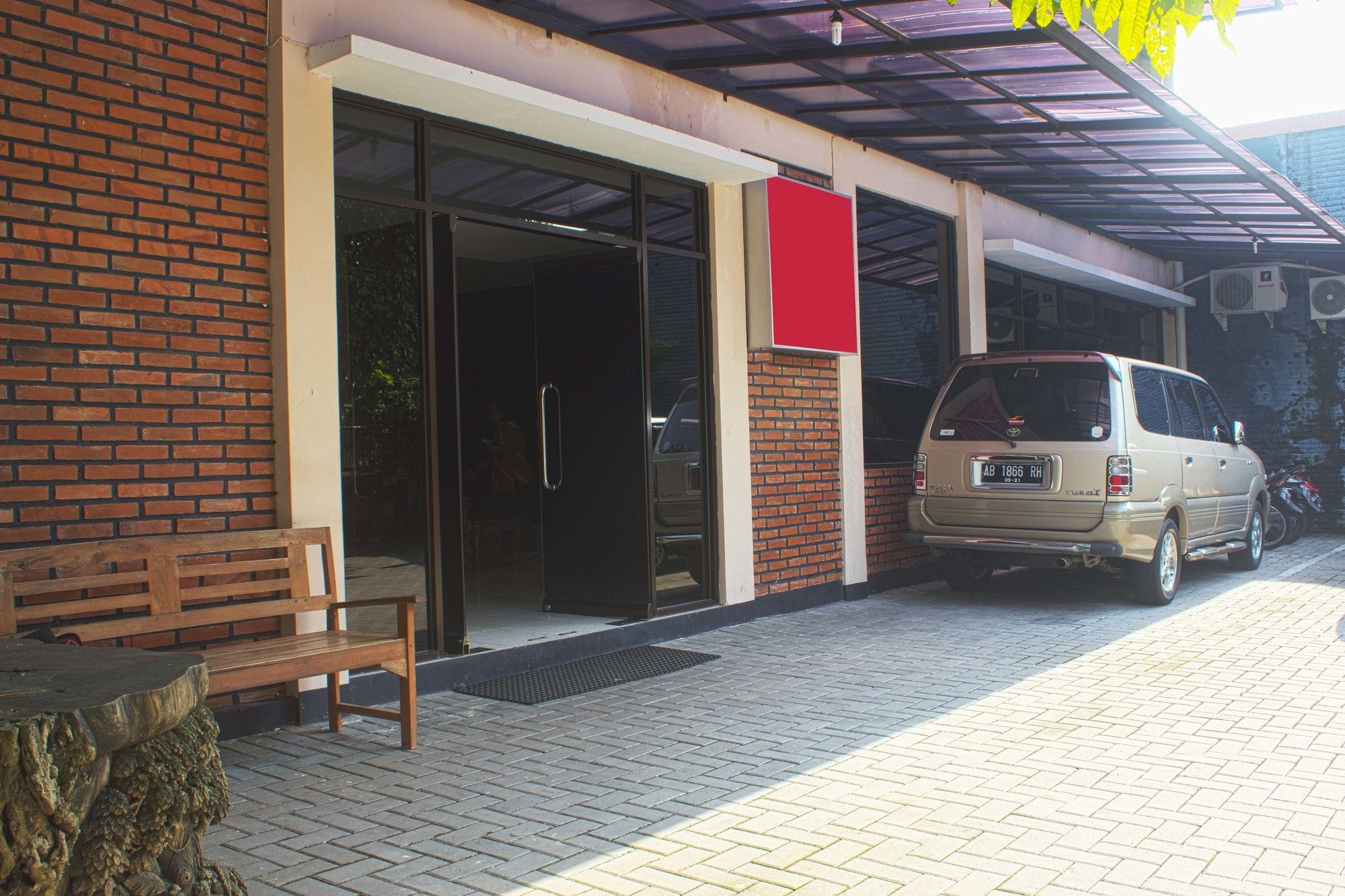 Фото RedDoorz Plus near Stadion Mandala Krida