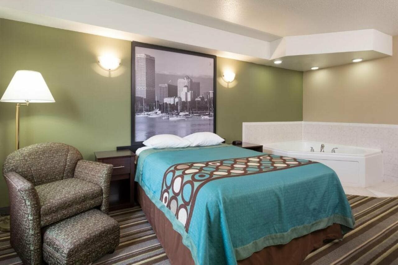 Фото Super 8 by Wyndham Germantown/Milwaukee