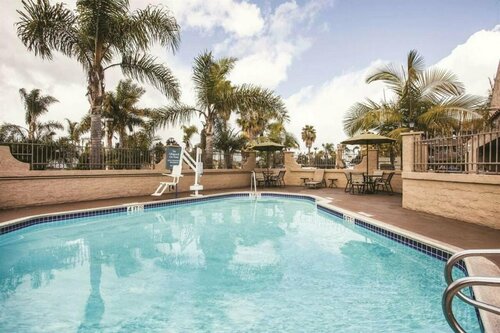 Внешний вид отеля La Quinta Inn & Suites by Wyndham Carlsbad - Legoland Area в Карлсбаде, фото 5