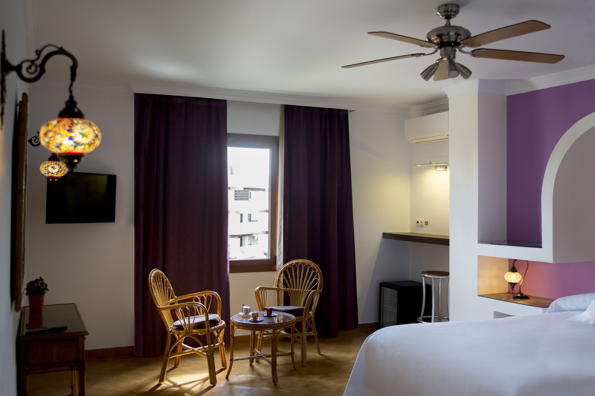 Фото Hostal Alhambra