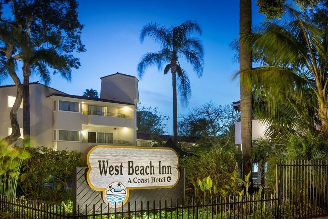 Фото West Beach Inn, a Coast Hotel