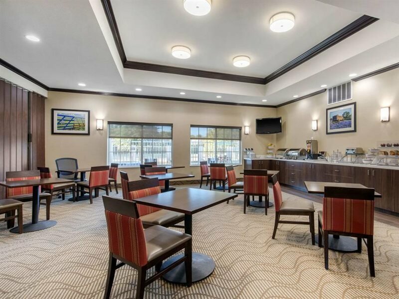 Фото Comfort Inn & Suites Cedar Hill Duncanville