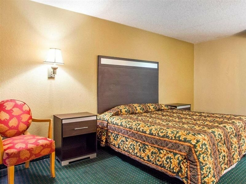 Фото Rodeway Inn Mount Laurel Hwy 73