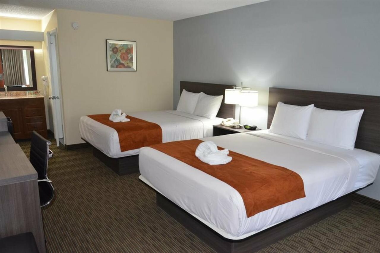 Фото Days Inn & Suites by Wyndham Orlando Airport