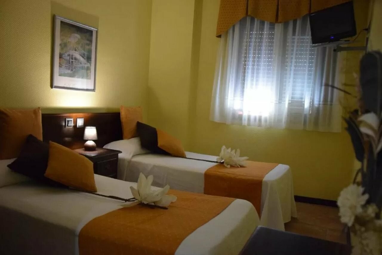 Фото Hotel Complutense