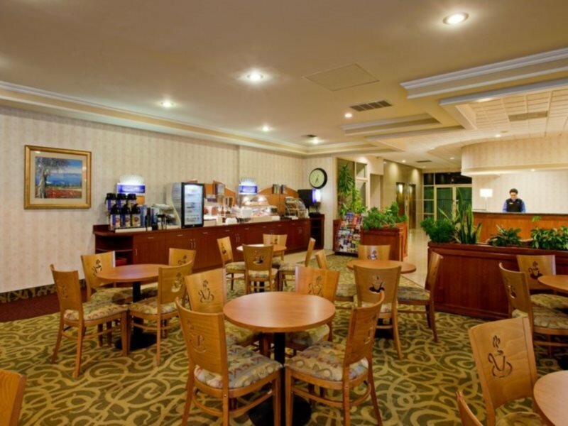 Фото Holiday Inn Express & Suites Pasadena - Los Angeles