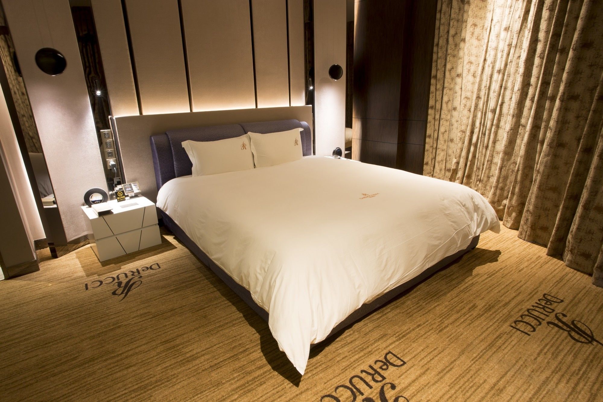 Фото DeRUCCI Hotel