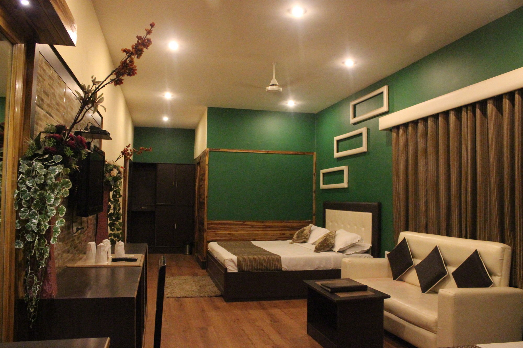 Фото Hotel Varuna